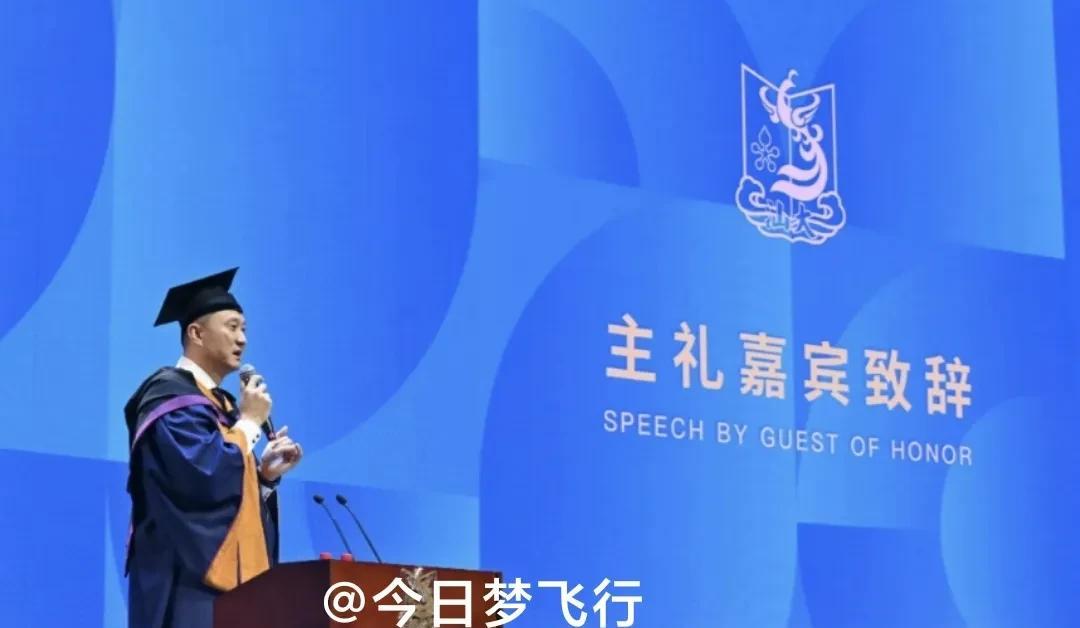 广东队主教练杜锋现身汕头大学！
昨天杜锋在广州南站候车，并不是去广西，而是到了广