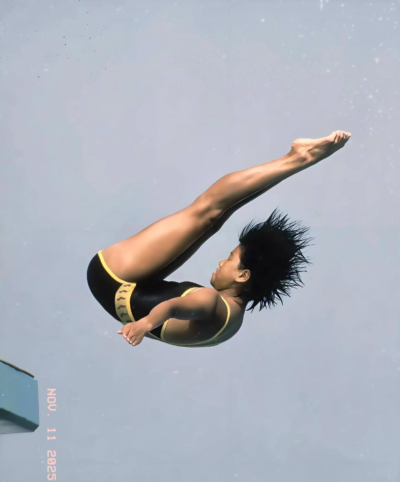 这是周继红女士，在40年前跳台跳水的英姿，动作干净利索确实是漂亮。