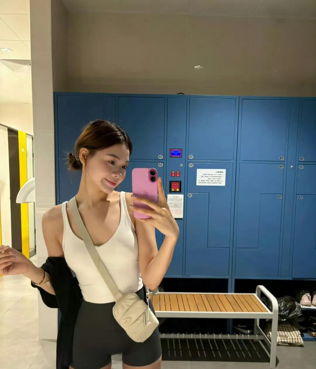 用标准版iPhone的女生真的很少见
而且我发现到一个规律，好像女生的手机更容易