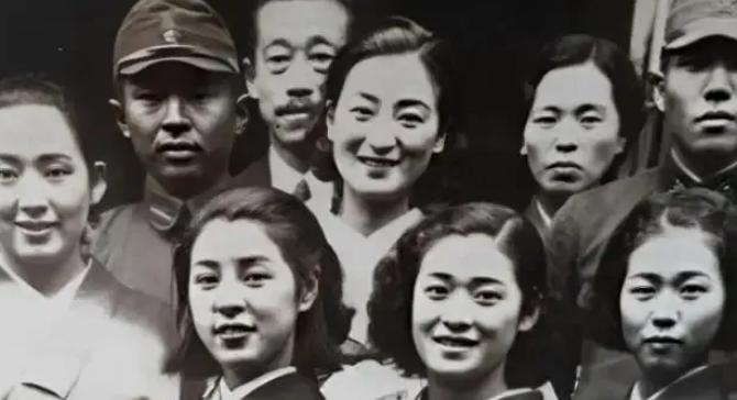 1942年，一女八路从来不洗脚，引起了游击队长的警惕，他半夜潜入女队员房间，趁她