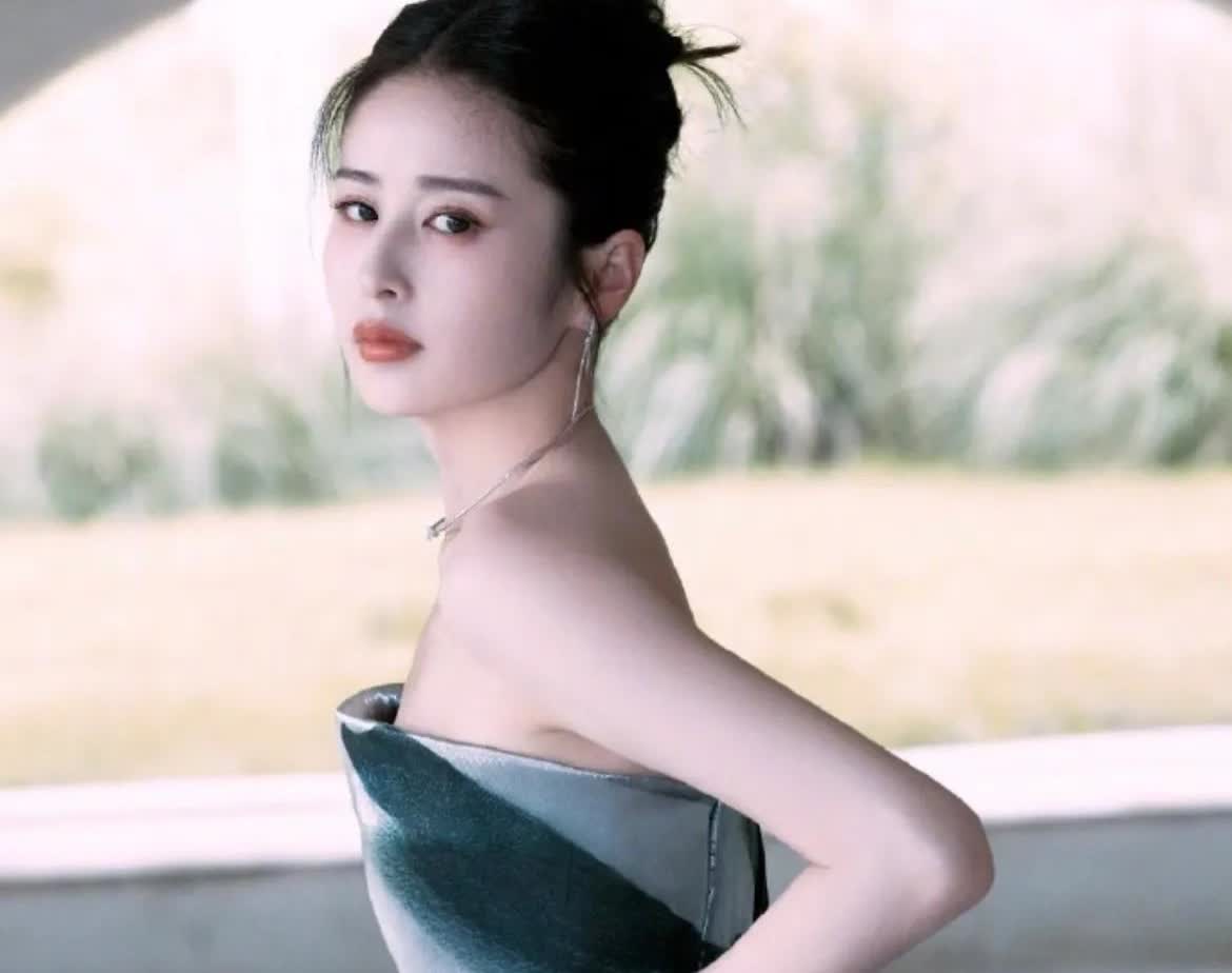 颖儿这波"低配婚姻"直接吊打豪门阔太！当别的85花在秀鸽子蛋钻戒时，她老公付辛博