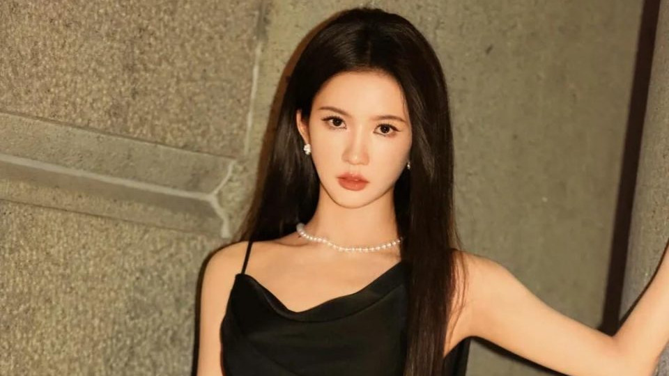 女神刘些宁现身，黑色吊带裙引发全场瞩目！