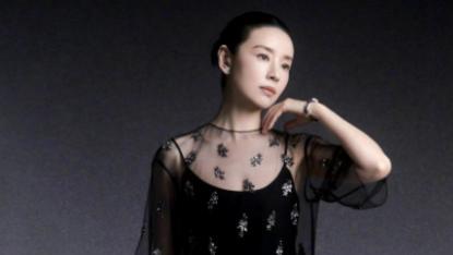董洁穿蕾丝吊带裙，45岁还能如此妩媚？清纯女神的惊天蜕变