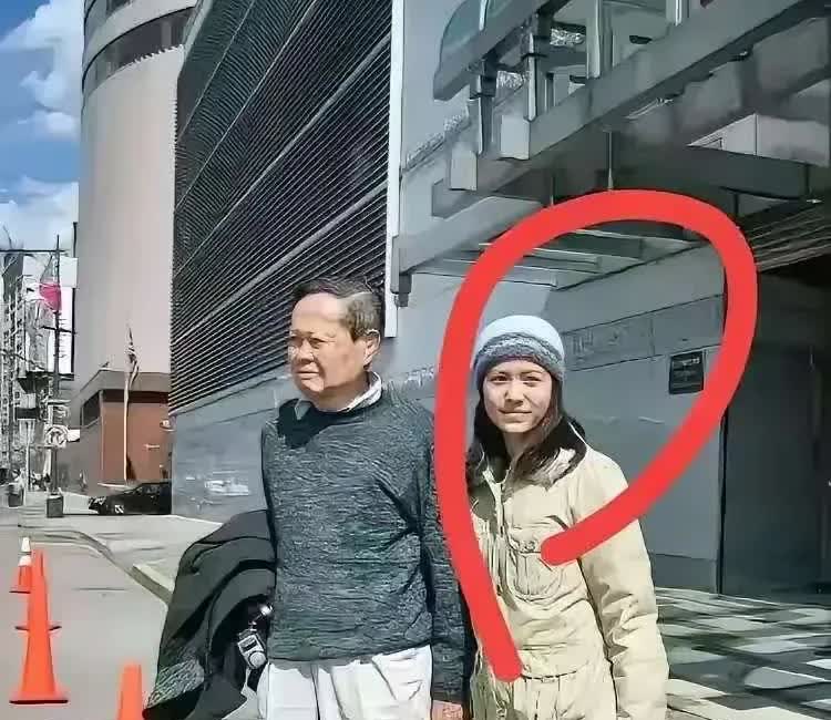 翁帆呀，真让人意想不到，仅仅49岁就衰老到这种程度了，难道是全然不顾自己的外貌了