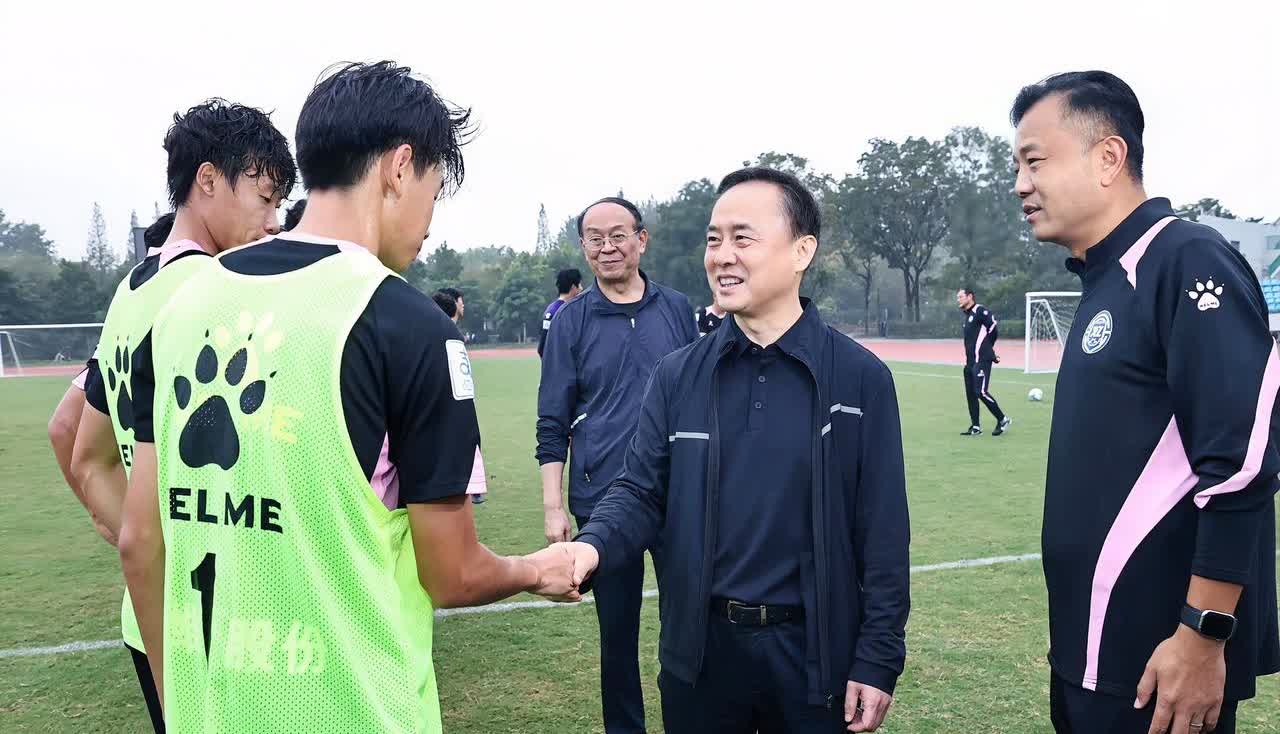 9月23日，市委书记宋乐伟，市委副书记、代市长沈峻峰看望慰问正在紧张备战的徐州足