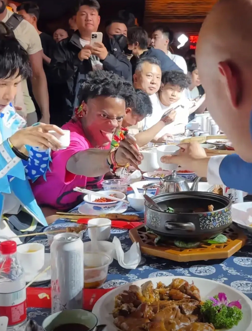 对比一下甲亢哥的深长之行，可见两个城市的格局与未来，在深圳是上天（坐无人驾驶直升