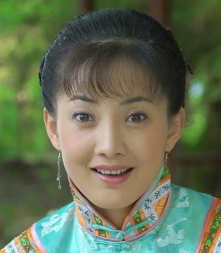 有一次，牛莉和老公刘亚东吵架，她气急败坏的说：“哎！你为什么不能让着我呢？你知道