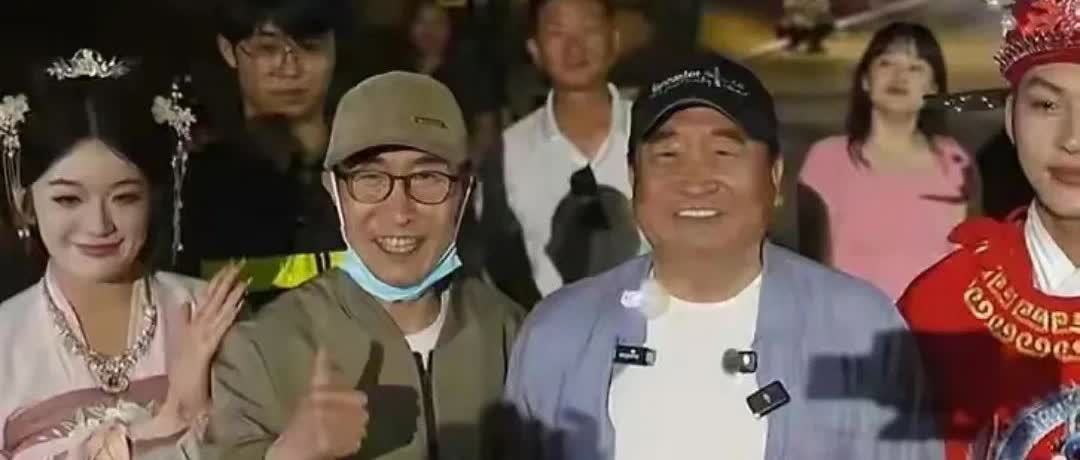曲艺圈不老男神！姜昆携巩汉林夫妇游长春 74岁状态碾压同龄人。