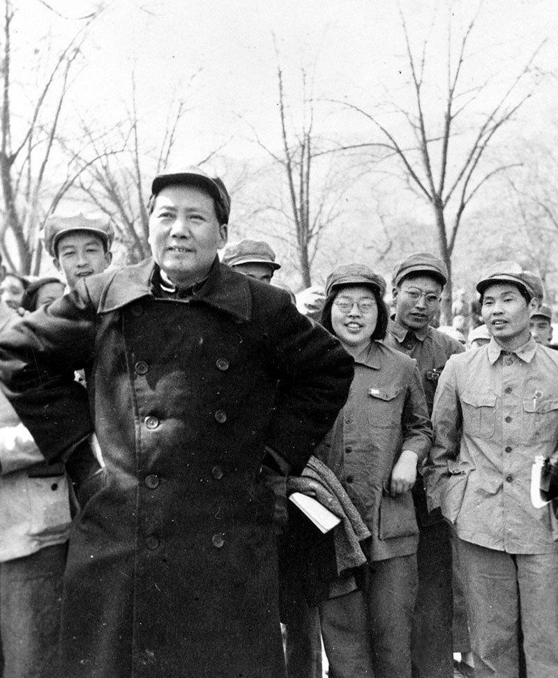 这张照片拍摄于1949年4月21日。毛主席在北京与许多年轻人在一起。这些年轻人都