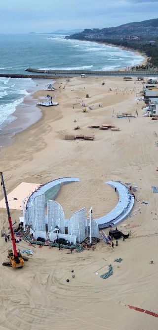 还得是娱乐圈
有钱任性
浪姐第一次公演结束，海南香水湾的这个场地，就已经在拆除了