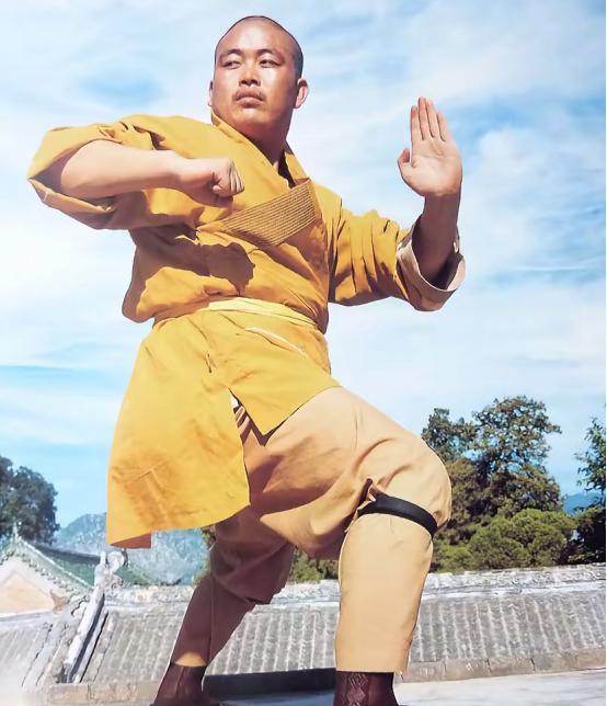 1987年，22岁的释永信接手少林寺住持时，面对的是一座近乎废墟的古刹：殿堂坍塌