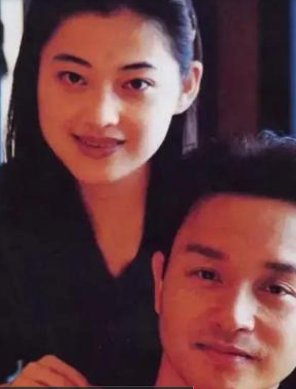 那天晚上，梅婷在酒店房间睡觉，突然接到张国荣的电话：“你来我房间一下，我们再聊聊