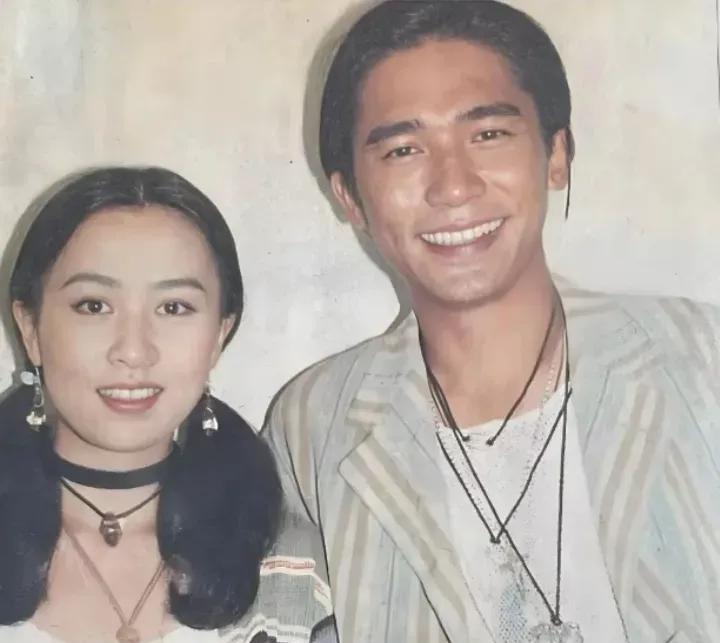 80年代，梁朝伟与刘嘉玲在一起，亲切交谈，笑容满面，合影留念，美好的回忆！