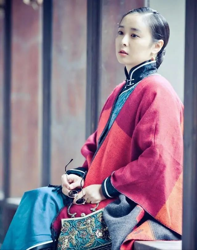 1912年，张作霖用马鞭狠抽张学良，夫人们忙跪倒欲求情，张作霖一瞪，谁敢求情，我