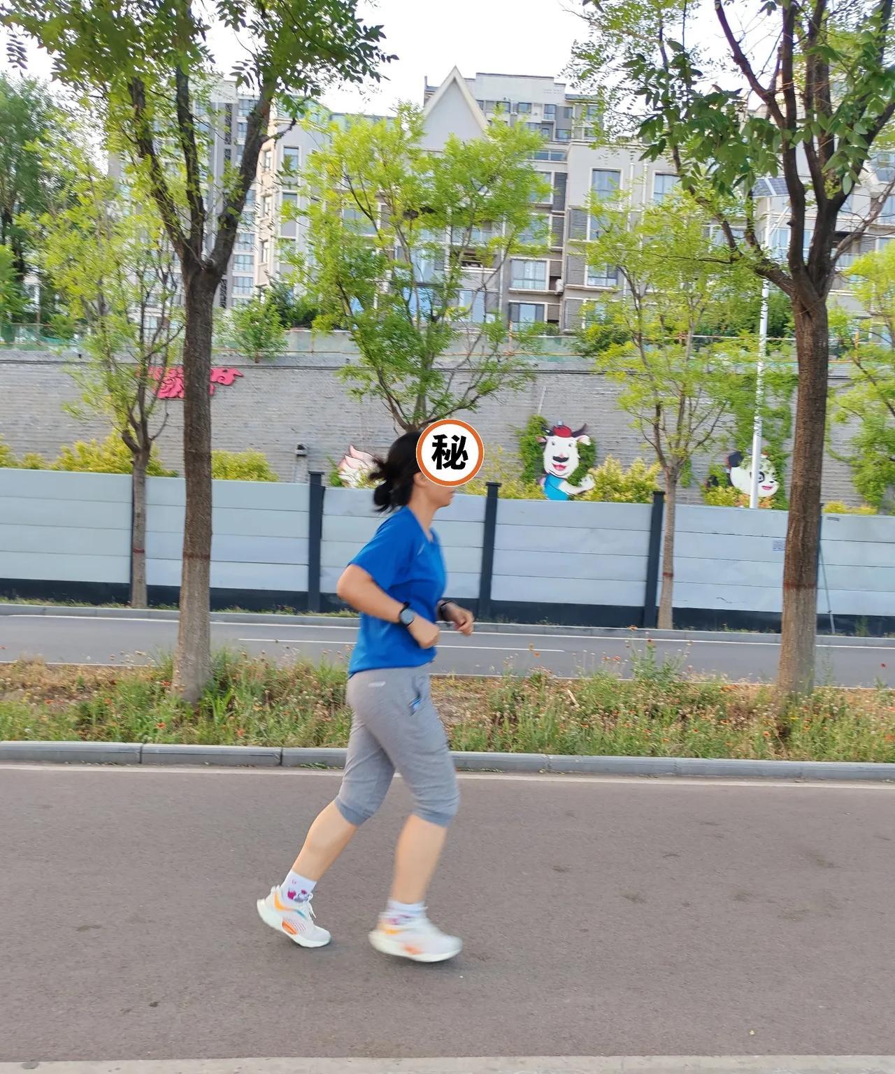 我的85跑友突然离世。
今天早上，我在路口一直等，没见她来，以为有事耽误了，结果