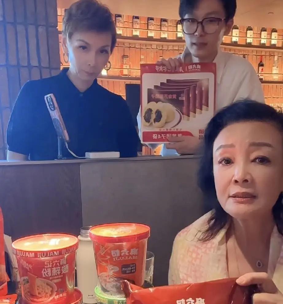 今天下午张兰和洋洋来到店里一起直播，又被气的不轻……
张兰一开播，瞬间涌进来两万