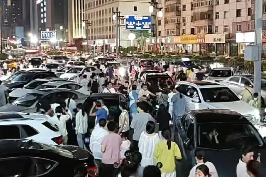 大同真是压力山大呀！ 这么凉爽的天气，全国很多省市的游客都纷纷来大同避暑了。
你