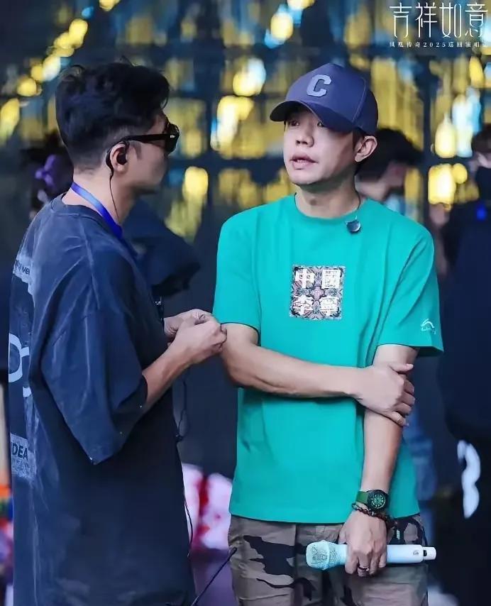 凤凰传奇曾毅的手表被审判
不清楚的网友问，自己唱歌，自己赚钱，自己买手表怎么了？