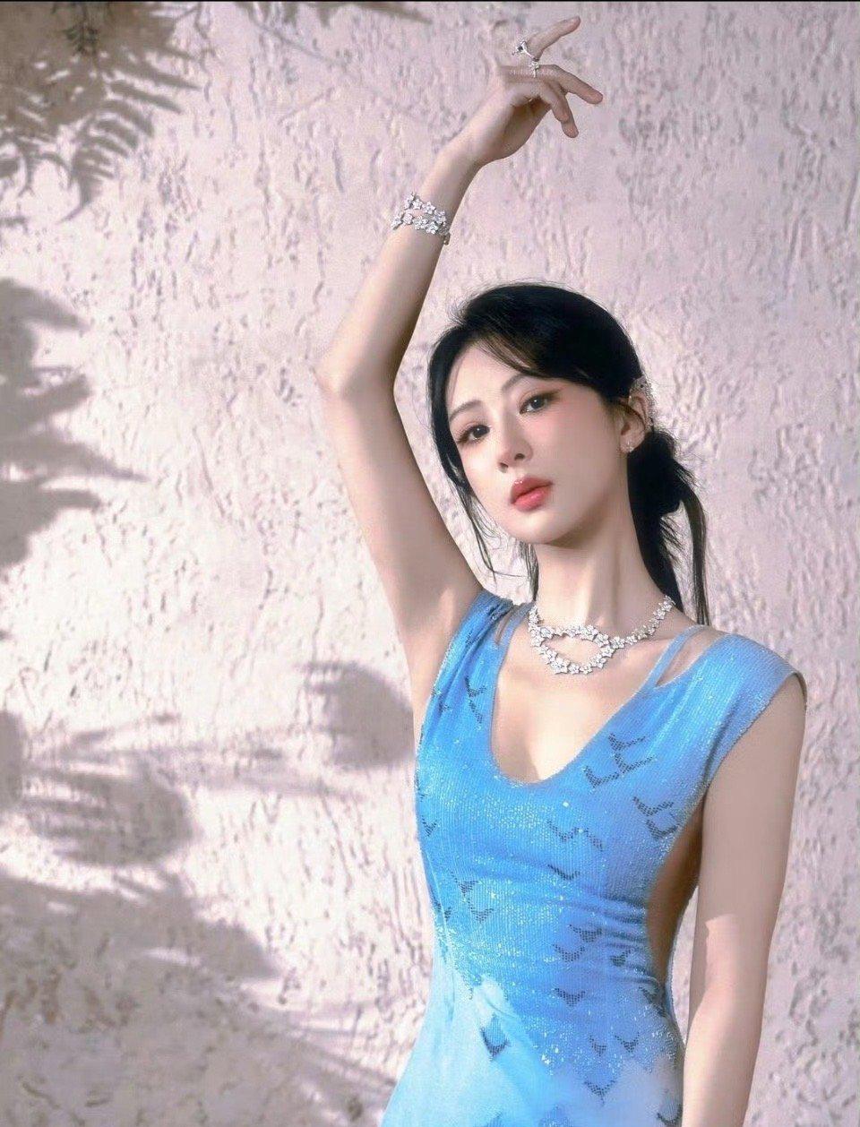 杨紫这回真的牛！
90后里第一个包揽四大平台，
年度剧王的女演员，
靠的不是运气