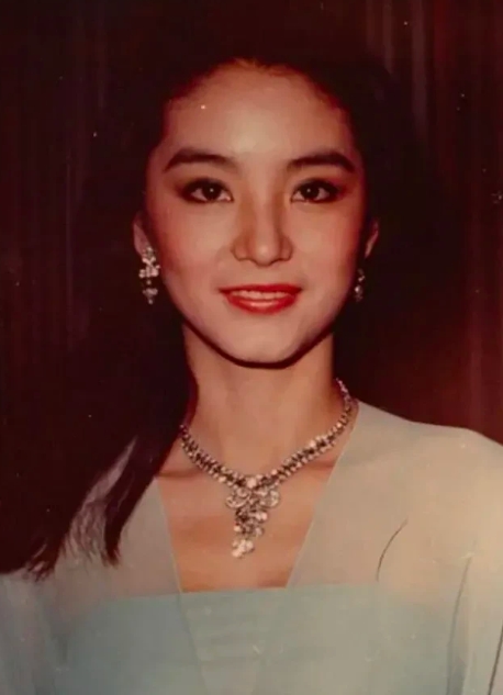 2008年,林青霞回到山东莱阳老家，见到一位年过80的老人。跟她聊起天来告诉她自