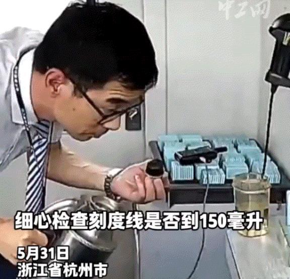 贴心！
浙江杭州，一女司机通过收费站时，向男收费员要150ml的开水，男收费员得