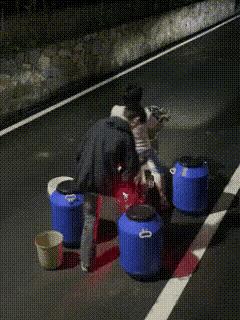 为了把几只塑料桶带回家，妈妈有的是办法，她让儿子脸朝后坐在电瓶车上，儿子不敢不从