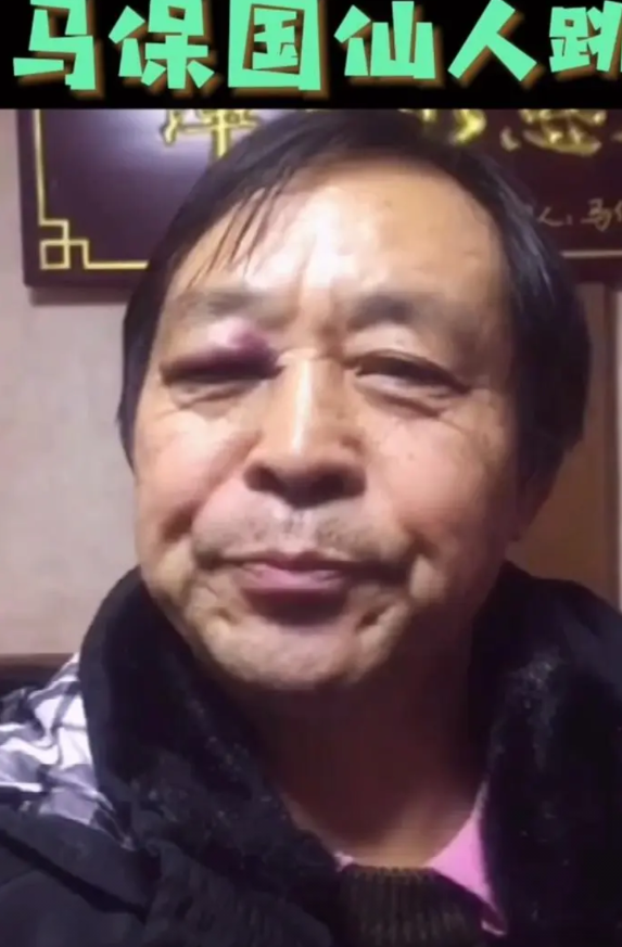“年轻人不讲武德”这梗可太火了，源头就是马保国。在和王庆民比试时，30 秒内他被