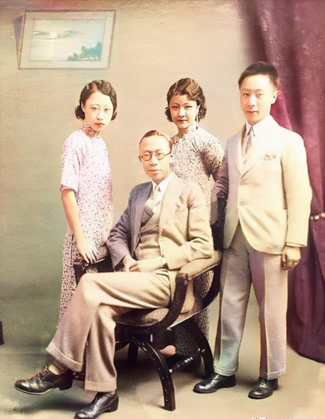 1931年，天津静园，溥仪与三位同父同母的弟妹们的合影照片，镜头中他端坐在椅子上