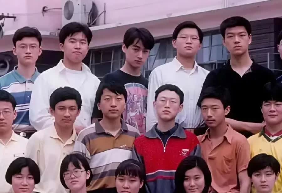 图中哪个是胡歌？
你能找到吗[偷笑]