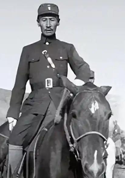 1932年，马占山宣布向日本投降，顿时国内上下骂声一片，然而在受降仪式上，马占山