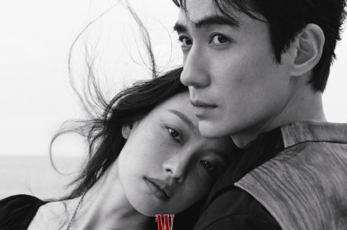 倪妮《W中文版》大片带来回忆杀！东极岛剧组重回舟山普陀海边，海浪翻涌续写阿花故事