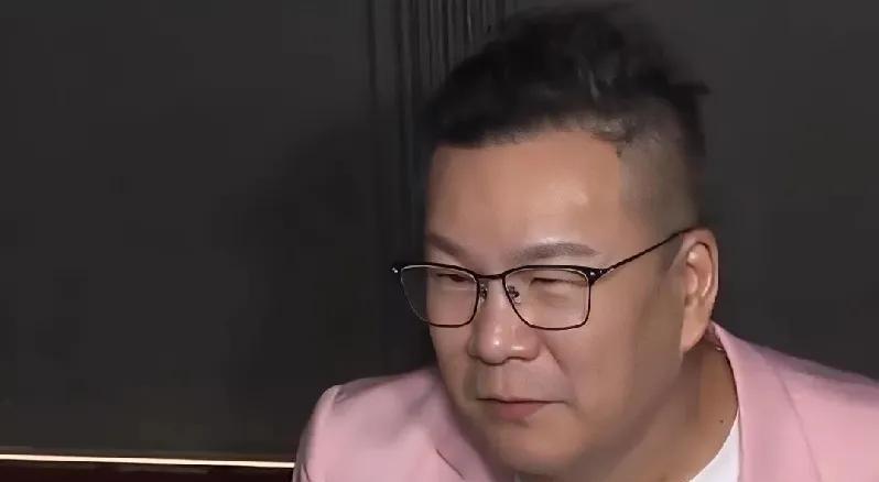 沈玉琳确诊白血病的消息让人揪心！他最近首露面晒出一家三口合照，身形明显消瘦了不少