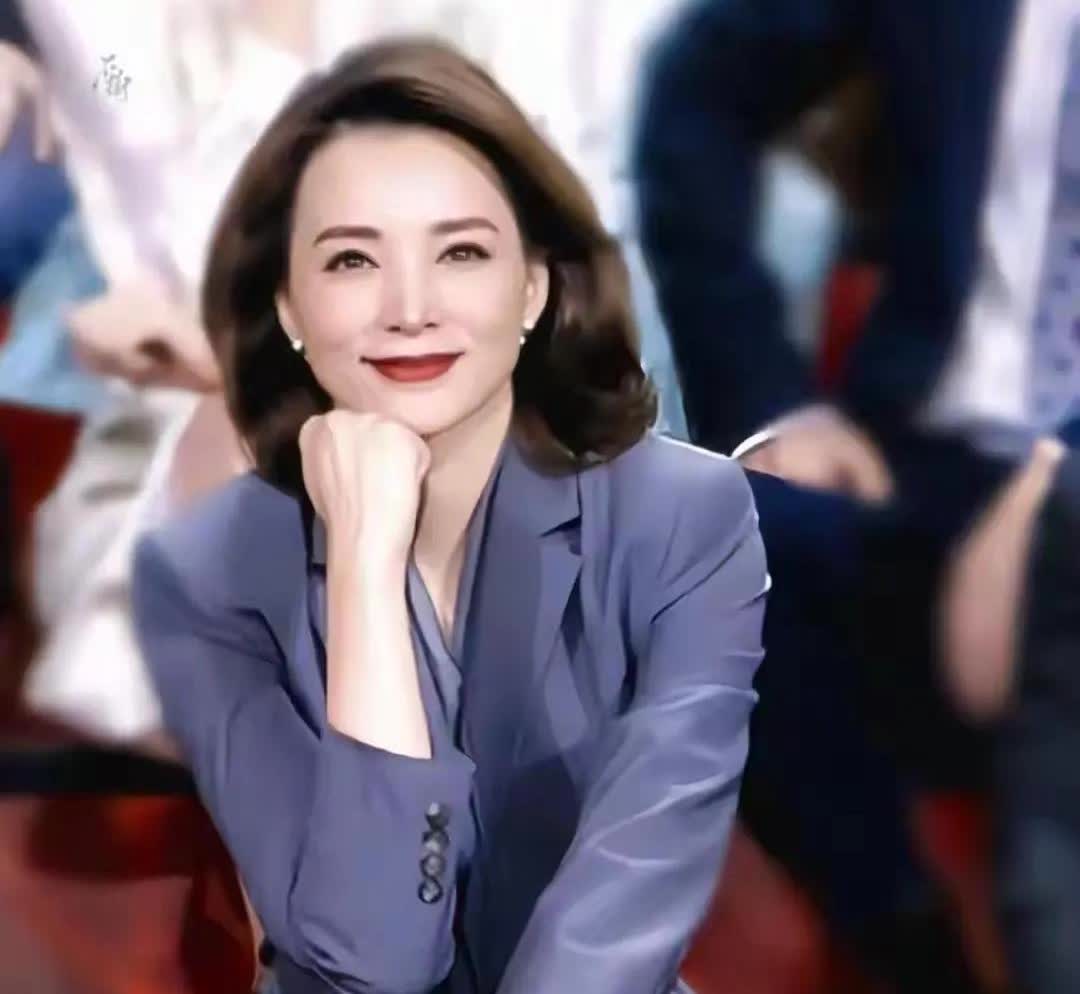 是不是再也看不到她的主持了？那真得太遗憾了！
她是我心目中最好的女主持人，
