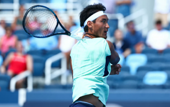ATP温斯顿-萨勒姆站男单第三轮，中国一哥布云朝克特以6-4/6-4完胜纳沃内，