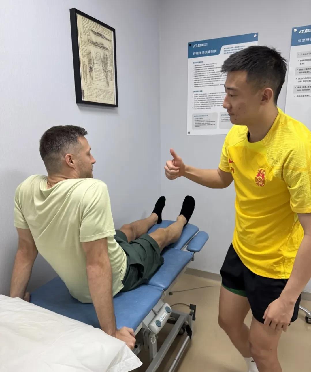 斯帕伊奇 韩佳琪相互鼓励结伴疗伤，为了下赛季的回归也在努力训练！韩佳琪自德国手术