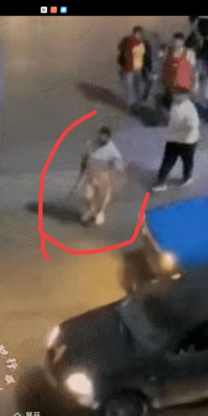 以狠制狠，就是这般有效！
视频里，一群人从气势汹汹的黑色轿车下来，
为首的白衣男
