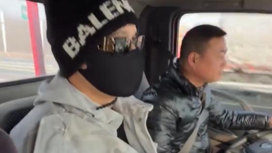 黄晓明机场路上车爆胎，拦货车上演“人在囧途”，朋友圈自嘲太囧