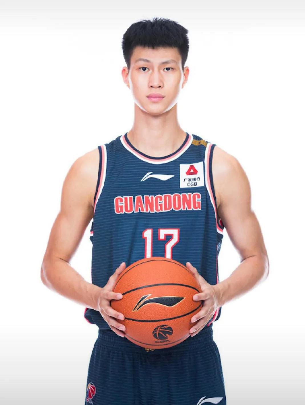 说起广东肇庆的篮球小子赵锦洋，那可是个有故事的年轻人。 2001年1月出生的他刚