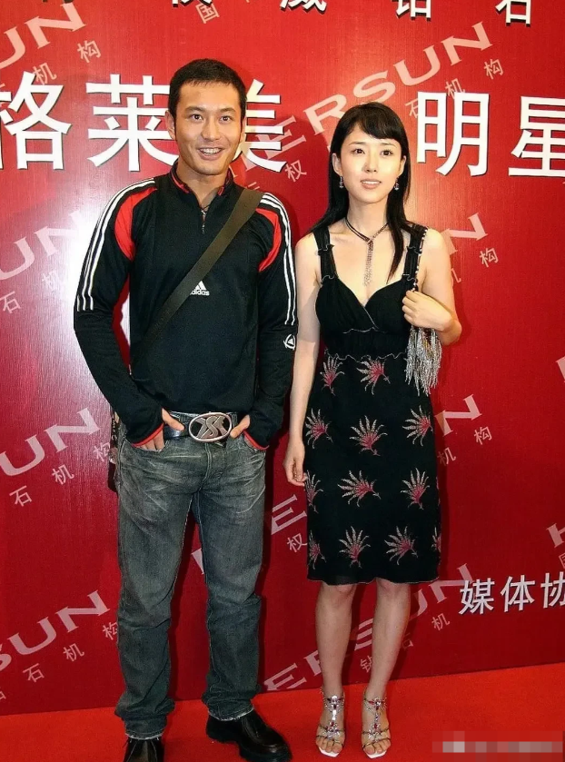 她是谁？年轻的时候漂亮，现在也是好看，倒是感觉年轻时候的黄晓明还没有现在帅气。