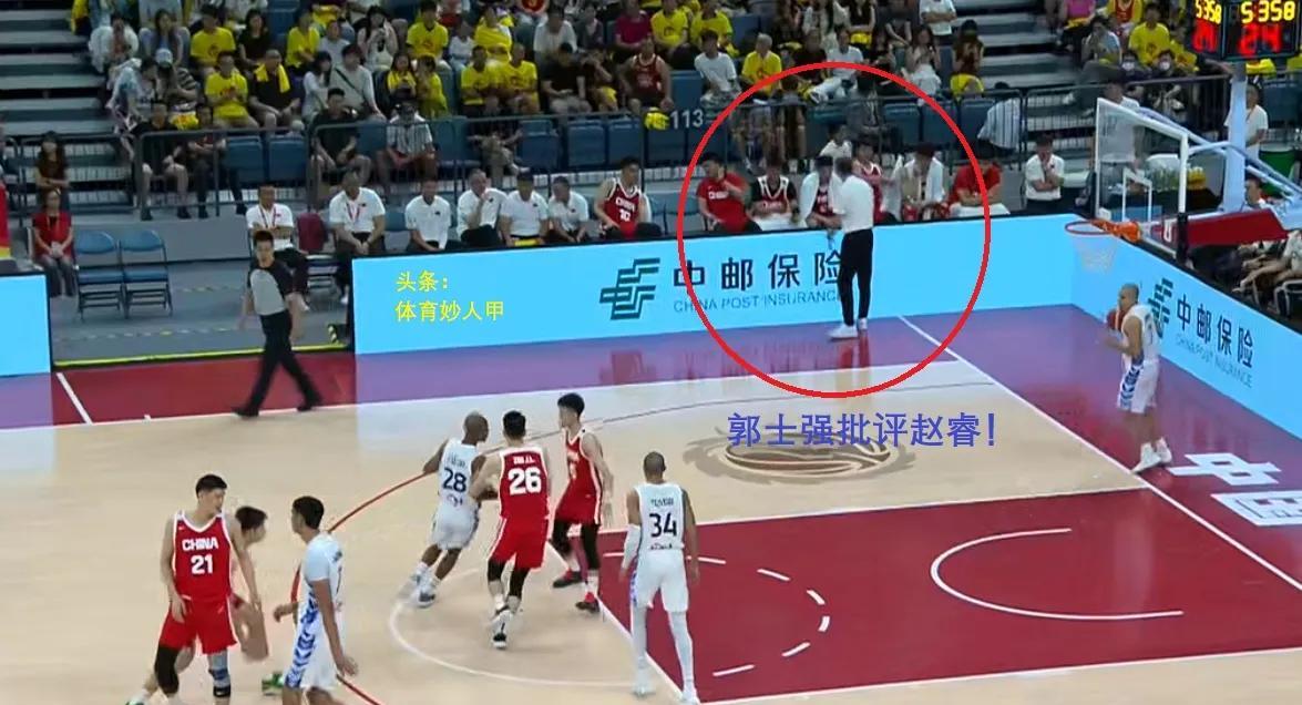 失望！中国男篮主力球员在场上胡打、乱打，郭士强忍无可忍，马上将其换下，并且进行了