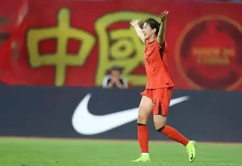 不如放手！黄嘉欣和李可，是这一期中国U20女足球员，去年她俩都是上海女足一线队的
