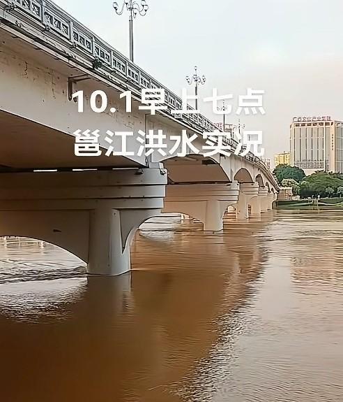 猛哦，
一夜之间邕江变大海，
南宁邕江水位那么高，
又迎来了洪水，
江边区域再次