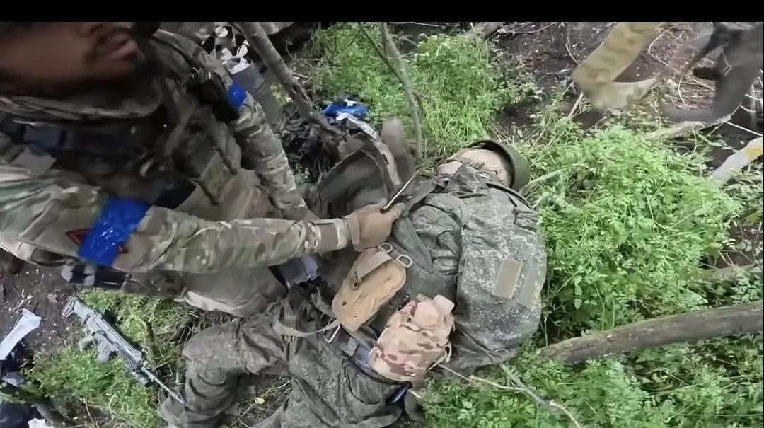一场激战后，惊现残忍一幕。



在哈尔科夫战线上，战火纷飞，硝烟弥漫。乌克兰军