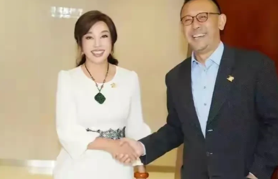 2002年，刘晓庆因偷税入狱，姜文托人给她送上一条丝巾，告诉她：“务必要坚持住！