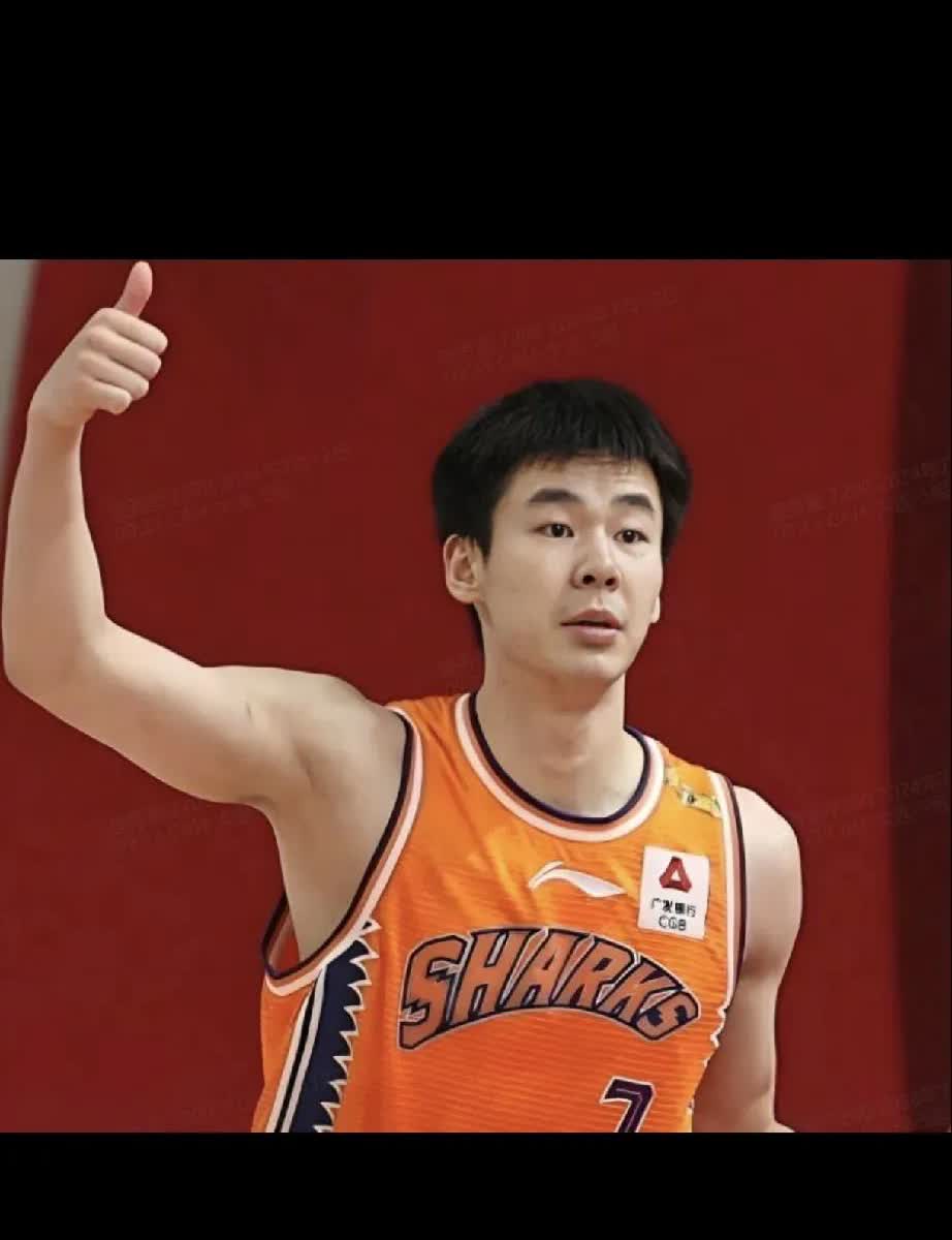 现在中国男篮在亚洲杯上最需要的是像郭昊文201身高的后卫。
      但郭士