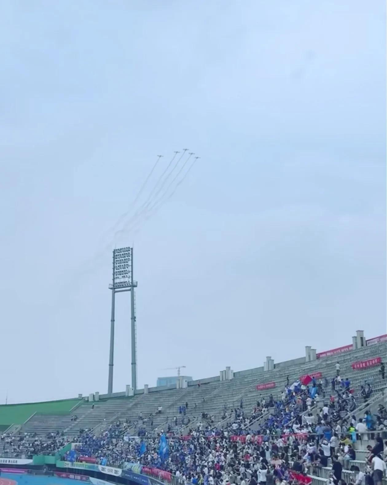 迄今为止，江苏足球联赛最强排面来了，飞机表演莅临扬州主场，给扬州VS泰州的比赛助