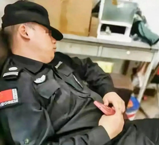 太尴尬了！”2014年北京，一每天工作24小时的保安，在一天中午值班时，与女友偷