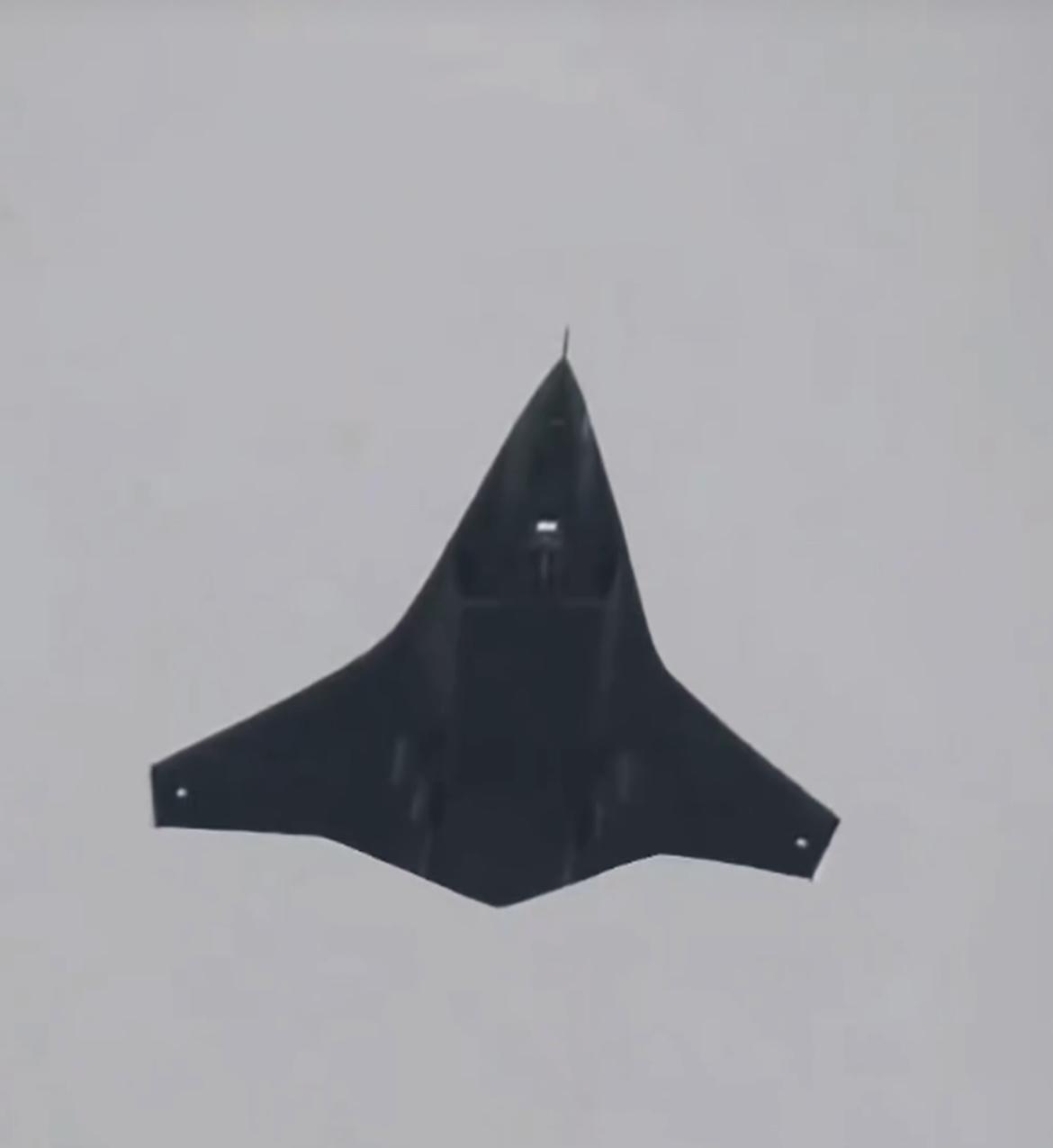 还别不信，中国只要搞定了更先进的航空发动机，搞六代机就跟玩儿似的，在这个领域，别