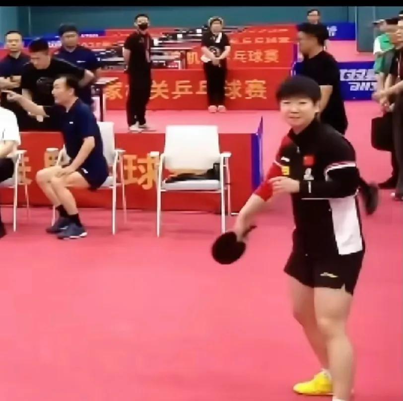 被莎莎可爱到的一天
#孙颖莎# #可爱瞬间# #旗帜杯活动现场#