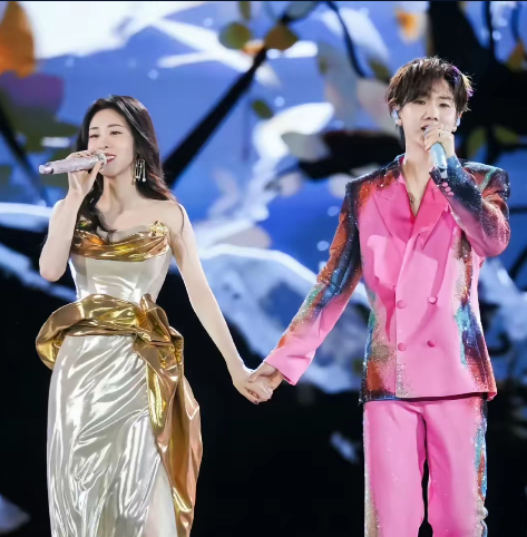 张碧晨去年开演唱会时曾说：自己演唱汪苏泷的《年轮》，对方连词曲版权费都没收。
